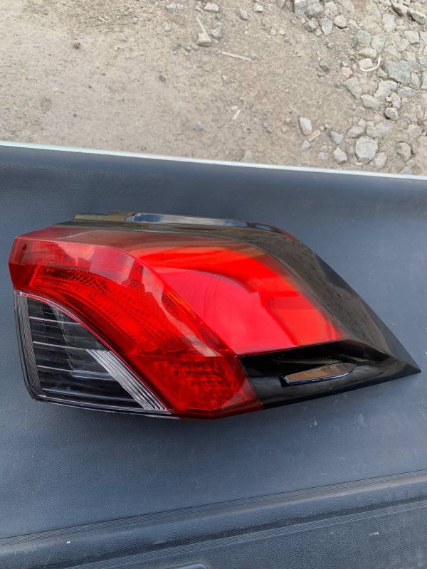 Ліхтар стоп фонарь задній правий Toyota RAV4 з дефектом 