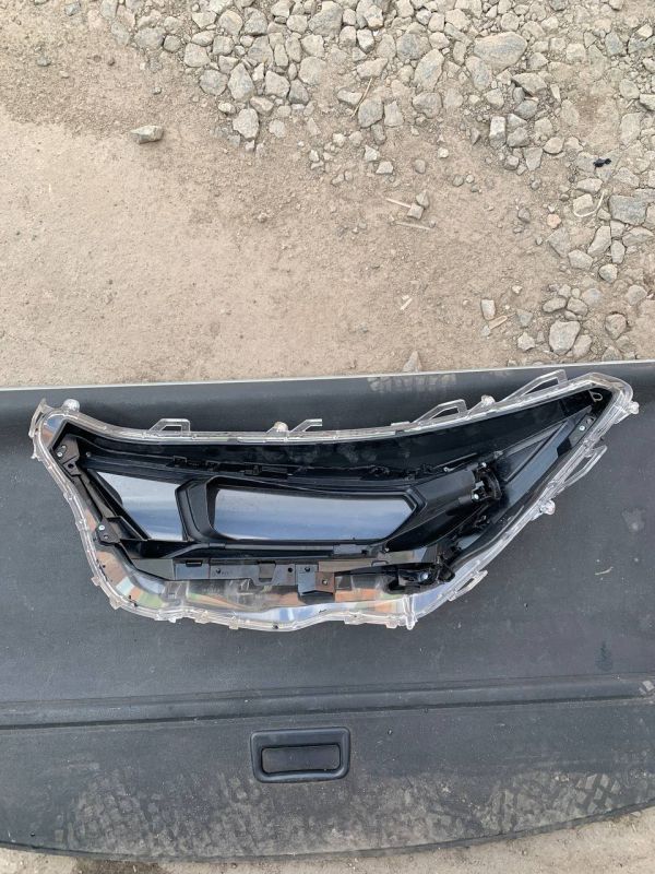 Скло фари праве  Toyota rav 4 уцінка по запчастинах