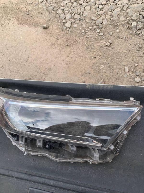 Скло фари праве  Toyota rav 4 уцінка по запчастинах