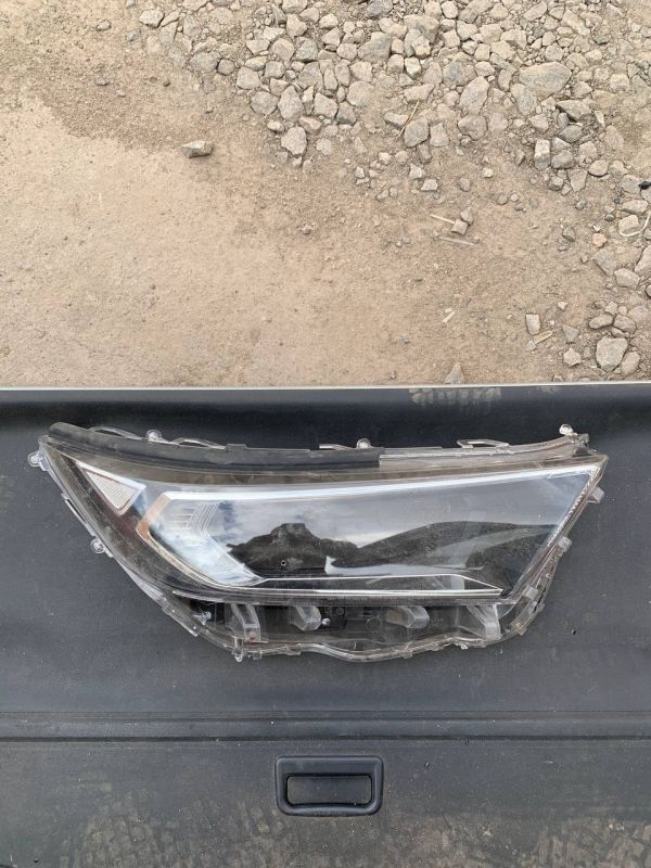 Скло фари праве  Toyota rav 4 уцінка по запчастинах