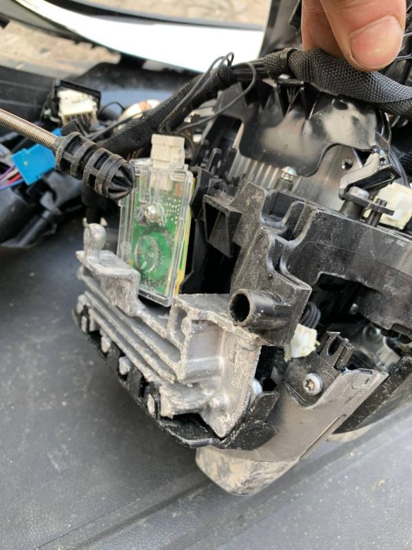 По запчастинах Фара права Porsche Cayenne