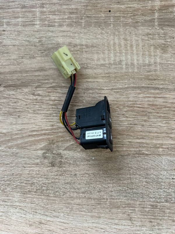 Кнопка відкривання багажника лючка бака Kia Magentis Hyundai Sonata NF 93555-3K000