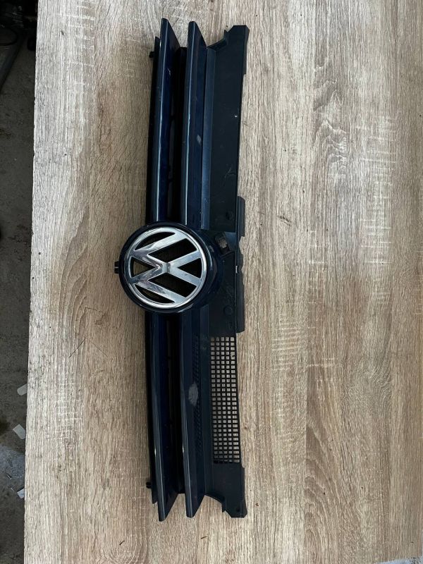 Решітка радіатора для автомобіля Фольцваген Гольф Volkswagen Golf 4