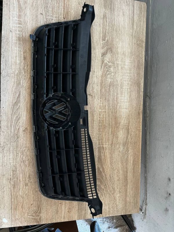 Решітка радіатора для автомобіля Фольцваген Пасат Б5 Volkswagen Passat B5