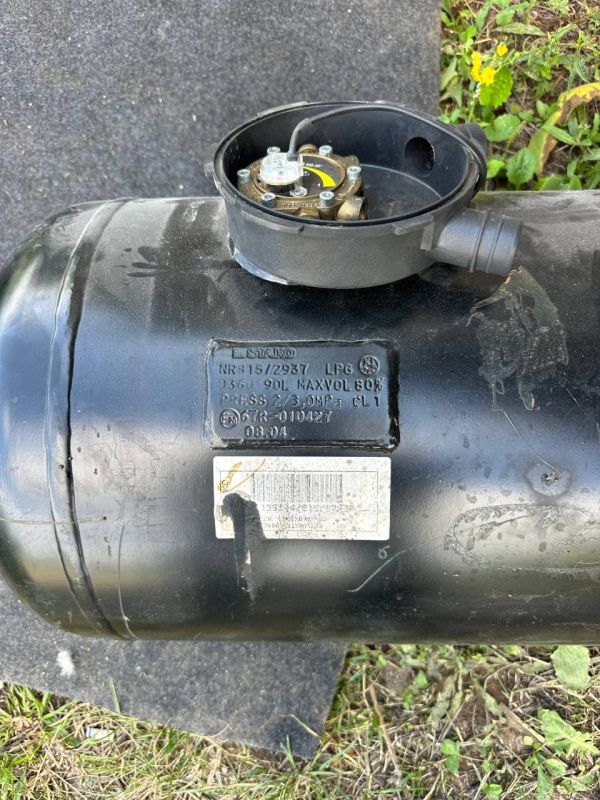 Газовий балон таблетка та звичайний в багажник ГБО з клапанами 