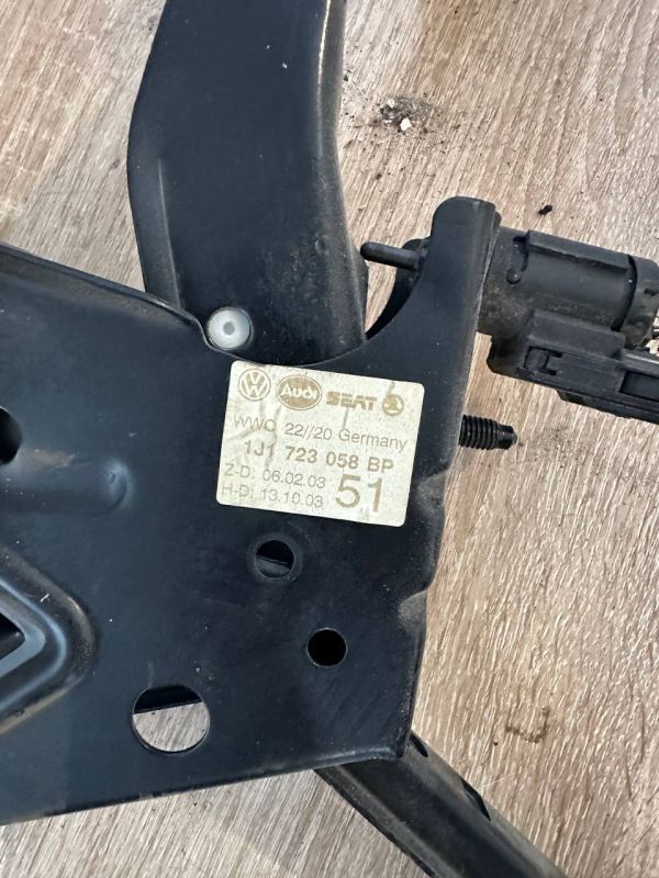 Педаль тормозу гальма Volkswagen Golf 4 Шкода тур 1J1 721 058 AK
