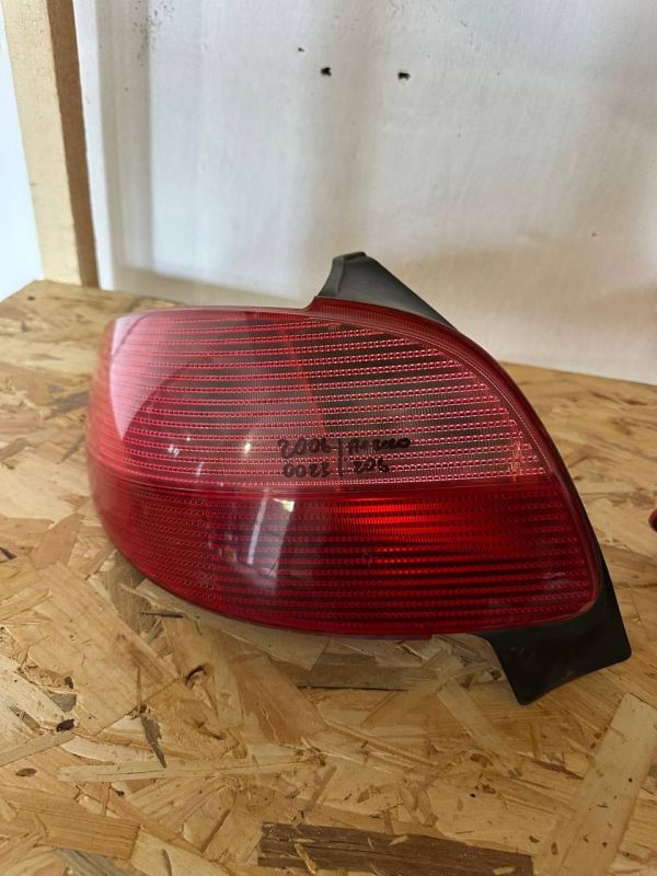 Задні стопи ліхтарі лівий правий Peugeot 206 Пежо 206 