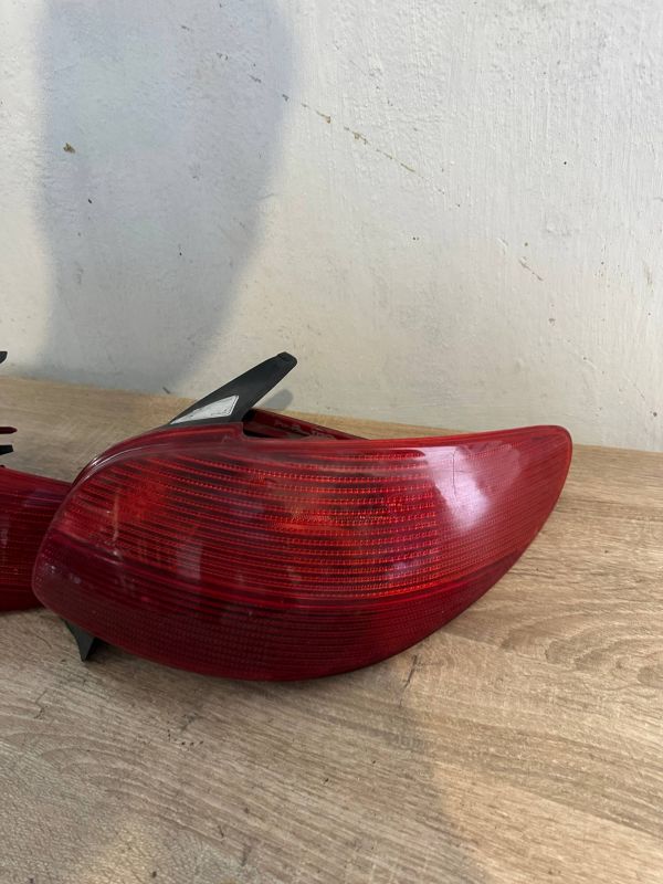Задній стоп фонарь ліхтар правий Peugeot 206 пежо 206