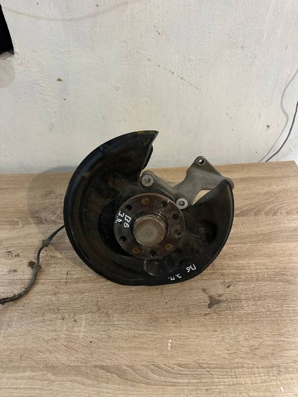 Цапфа задня права Volkswagen Passat b6 цапфа зі ступицею задня 3C0505433K 3C0505434K 1T0598611B