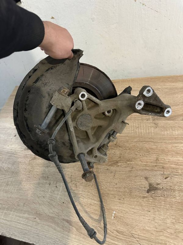 Цапфа задня ліва Volkswagen Passat b6 цапфа зі ступицею задня 3C0505433K 3C0505434K 1T0598611B