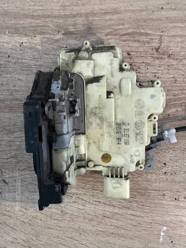 Замок дверей передній правий Volkswagen Passat b6 3C4839015A 3C4839016A 3C1837015A 3C1837016A