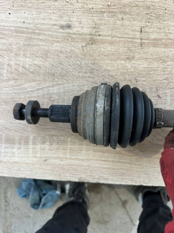 Піввісь Volkswagen Passat b6 2,0 полуось ліва привод 1Q0407271A 1Q0407271