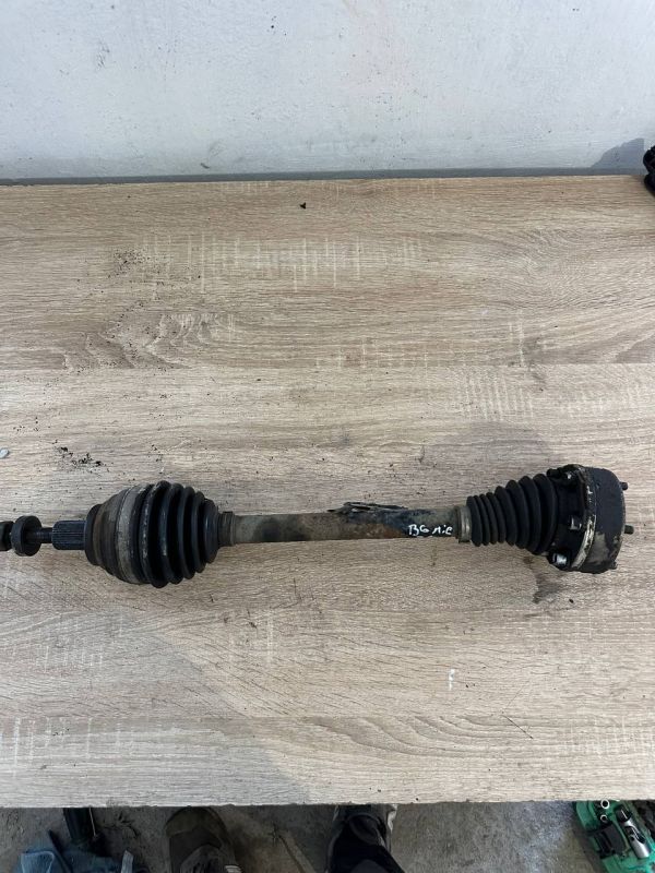 Піввісь Volkswagen Passat b6 2,0 полуось ліва привод 1Q0407271A 1Q0407271