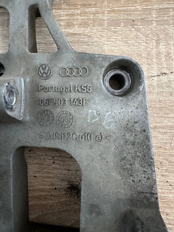 Кронштейн генератора компресора кондиціонера 06F903143F Wag