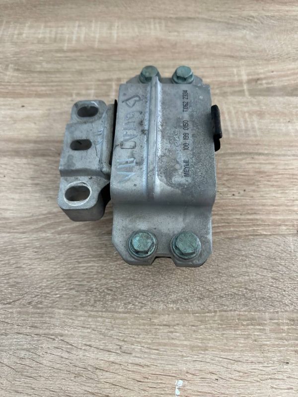 Подушка коробки передач Volkswagen Passat b6