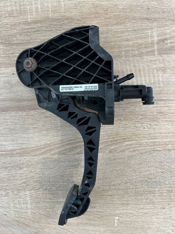 Педаль сцеплєнія Volkswagen Passat b6 педаль зчеплення 1K1721321B