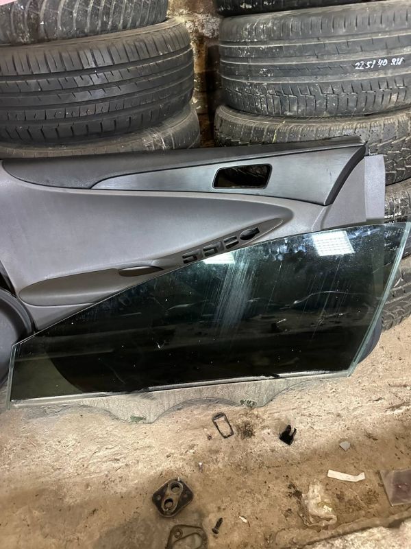 Скло дверей переднє ліве 82411-3S010 Хюндай Соната Hyundai Sonata 6 VI YF 2.0 16V G4KH