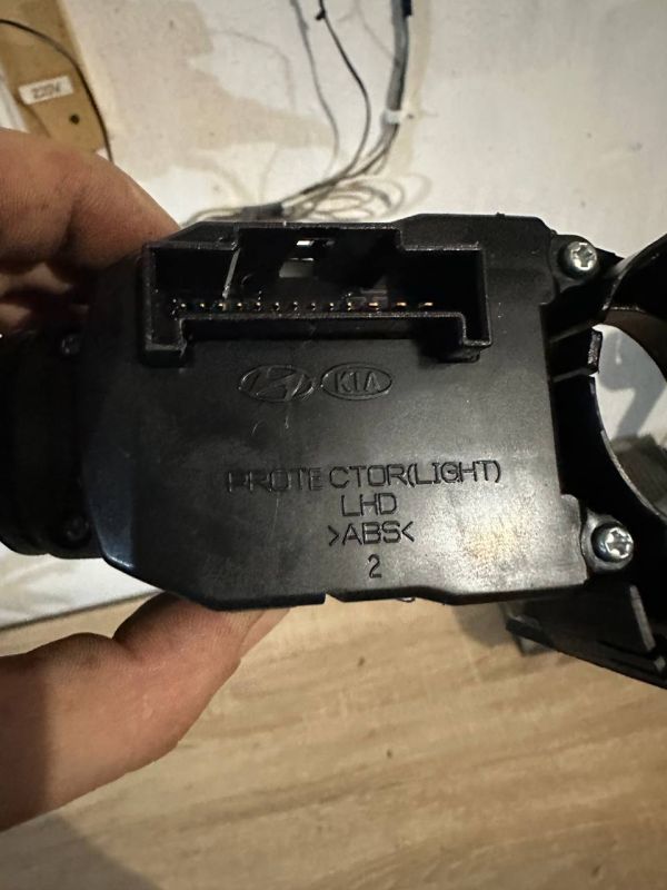 Підрульвий перемикач поворотів та світла фар 93410-3S011 Хюндай Соната Hyundai Sonata 6 VI YF 2.0 16V G4KH