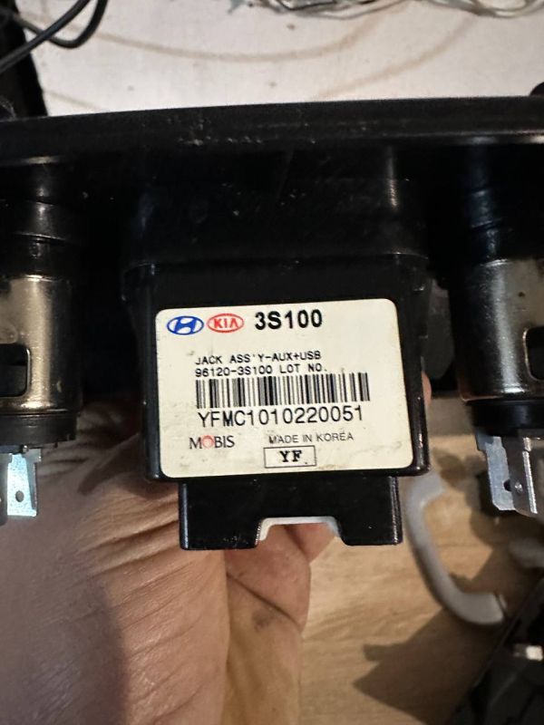 Блок роз'ємів USB та AUX 96120-3S100 Хюндай Соната Hyundai Sonata 6 VI YF 2.0 16V G4KH